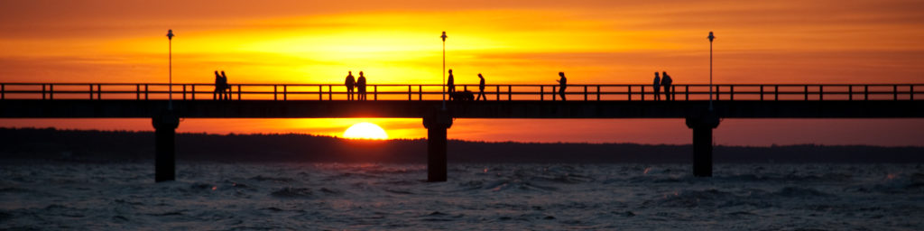 Sonnenuntergang an der Seebrücke von Zinnowitz auf Usedom, dt. Ostseeküste