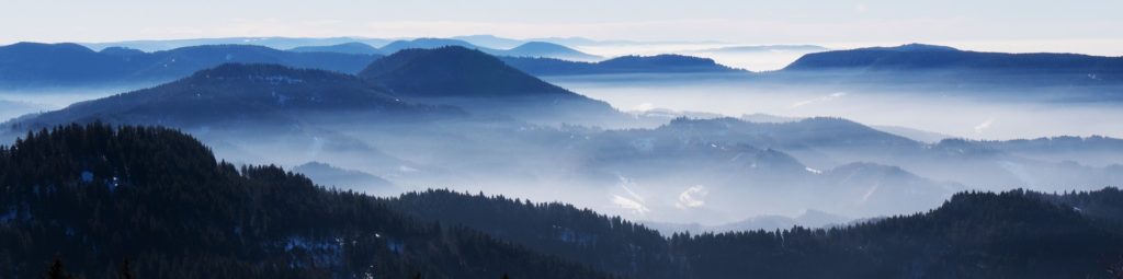 Schwarzwald_Vogesen_Berge_im_Nebel